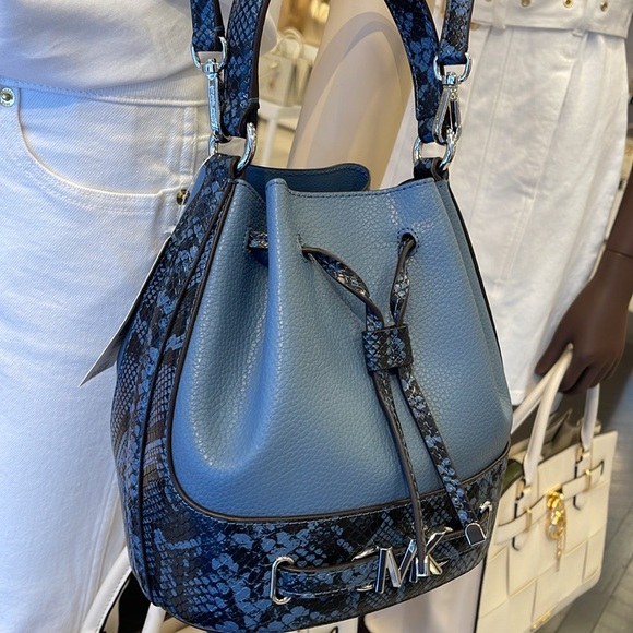 MICHAEL KORS 
Reed Md Pebbled Leather Belted Bucket Messenger Satchel Crossbody - Picture 8 of 16